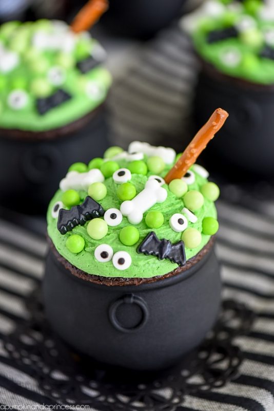 Cauldron Cupcakes | 25+ Halloween Treats Kids will Love