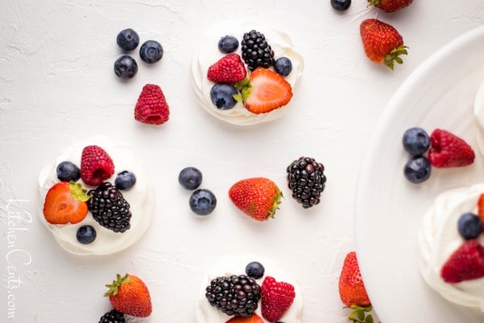 Mini Pavlova Cookies with berries | Kitchen Cents