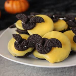 Easy 5-Minute Full Moon Oreo Bat Cookies | Kitchen Cents
