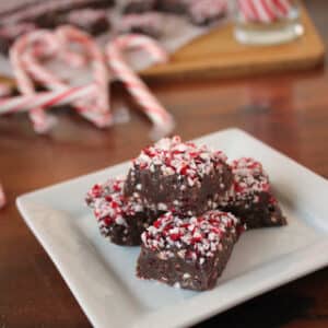 Easy 3-Ingredient Peppermint Crunch Christmas Fudge | Kitchen Cents