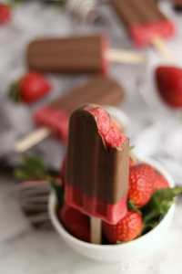 Easy 3-Ingredient Chocolate Covered Strawberry Popsicles | Kitchen Cents
