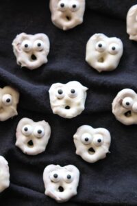 Ghost Pretzels | 21+ Easy No Bake Halloween Treats | Kitchen Cents