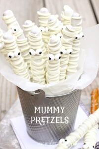 Mummy Pretzels | 21+ Easy No Bake Halloween Treats | Kitchen Cents