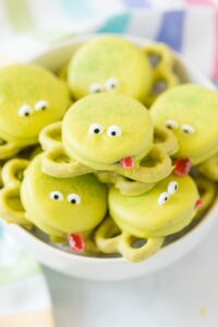 Oreo Frogs | 21+ Easy No Bake Halloween Treats | Kitchen Cents