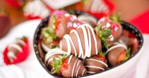 Lovely Easy Chocolate-Covered Strawberries perfect for Valentine's | Kitchen Cents