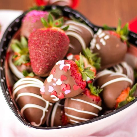 Lovely Easy Chocolate-Covered Strawberries perfect for Valentine's | Kitchen Cents