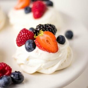 Mini Pavlova Cookies with berries | Kitchen Cents