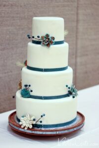 Wedding cake back, simple fondant with wooden flowers kitchen Cents