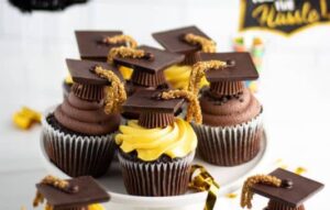 Easy Graduation Cupcakes with a fun graduation cap topper | Kitchen Cents