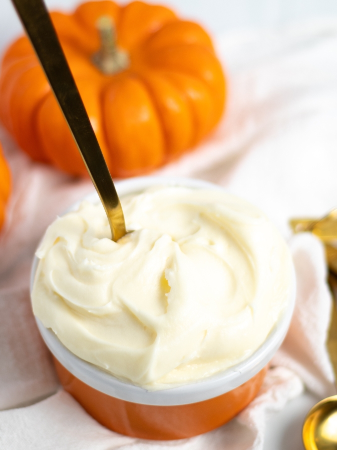 Easy cream cheese frosting in 5 minutes